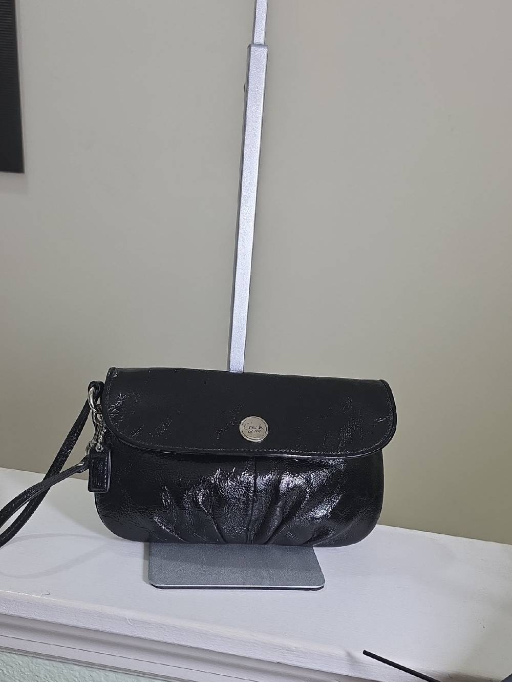 COACH BLACK Patent Leather Snap Fold Large Wristlet/Minibag VGUC
